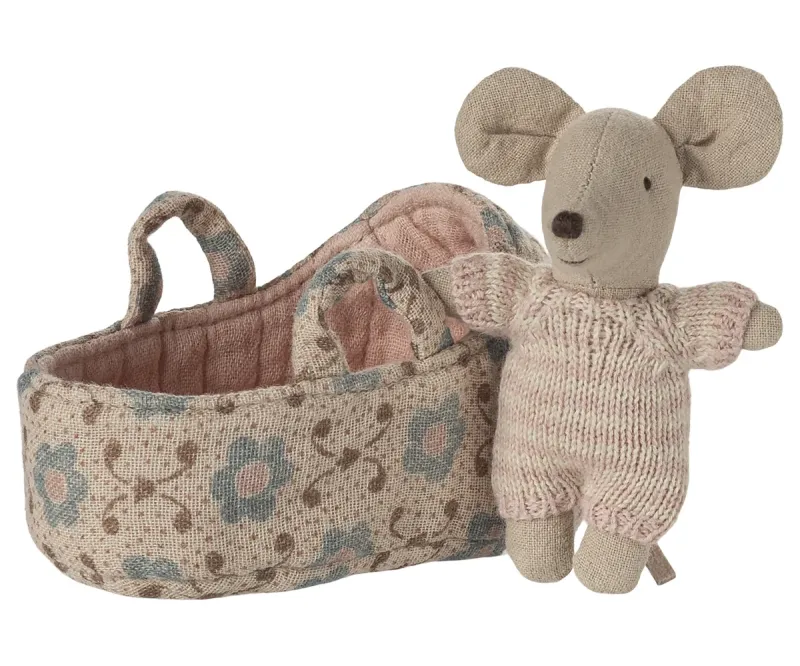 Baby_mouse_in_carry_cot___Rose_
