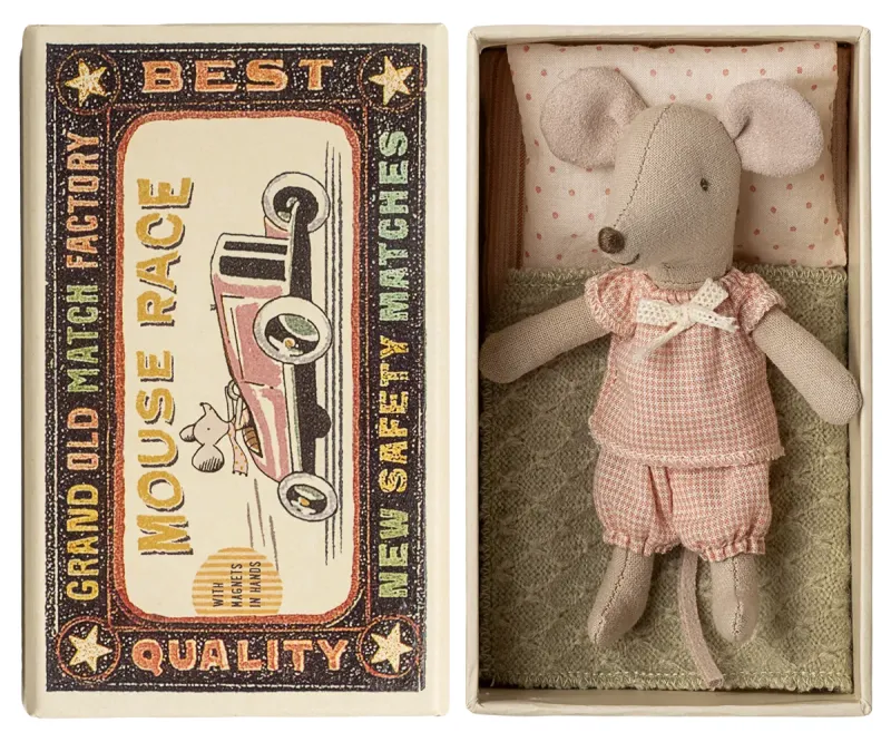 Little_sister_mouse_in_matchbox__1