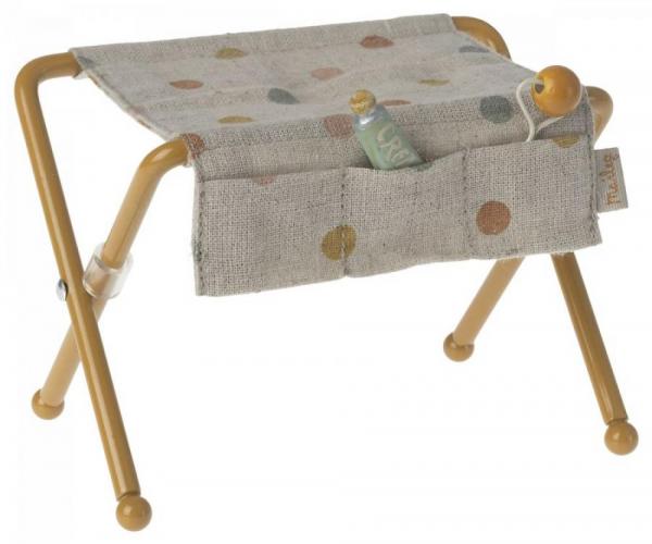 Nursery_table__Baby_mouse___Ocher