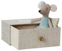 Dance_mouse_in_daybed__Little_sister__4