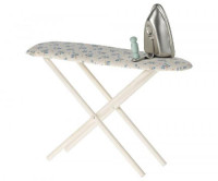 Iron_and_ironing_board