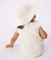 Tweedelig_babysetje_in_broderie_anglaise_met_hartjesmotief_Ecru