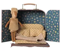 Reindeer_in_suitcase__Little_sister_